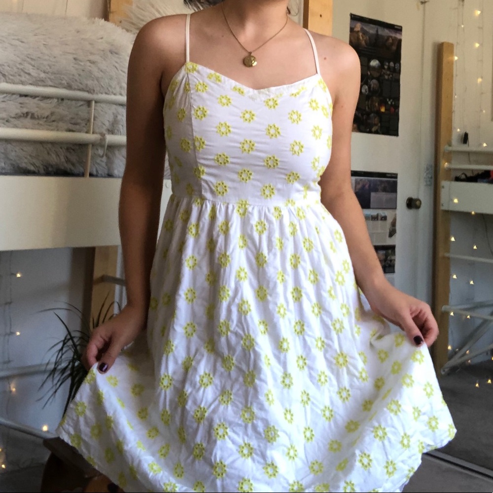 Super cute embroidered cotton dress 🌸